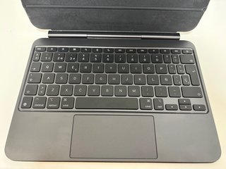 Magic Keyboard iPad Pro 11" M4 (Español) + Caja
