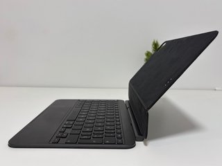 Magic Keyboard iPad Pro 11" M4 (Español) + Caja