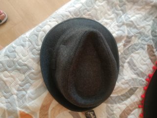 Sombreros de disfraz negros y rojos