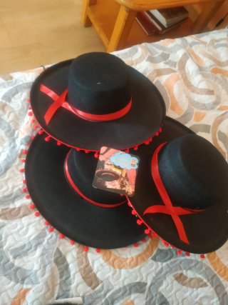 Sombreros de disfraz negros y rojos