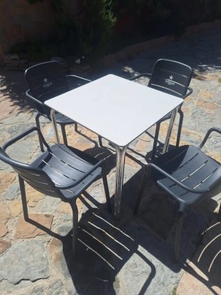Mesa y 4 Sillas Terraza Estrella Damm