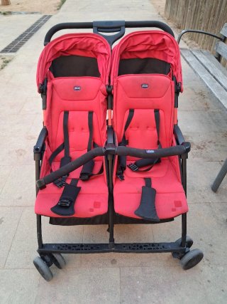 Silla de paseo gemelar Chicco roja