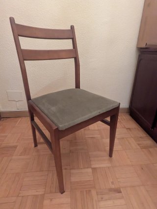 Silla de madera con asiento tapizado