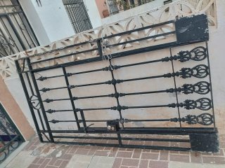 Puerta de hierro forjado