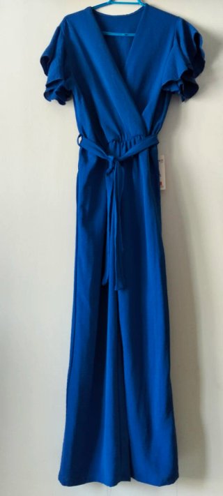Mono azul con cinturón y volantes.