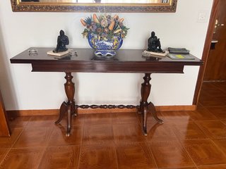 Mesa de madera oscura