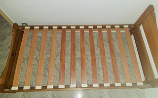 Cama de madera con somier 180 x 90 cm