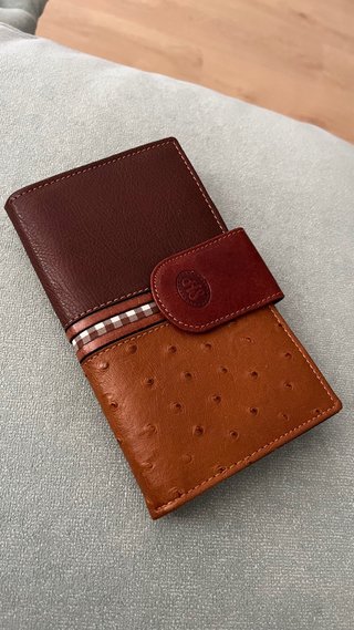 Cartera de piel con diseño