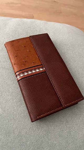 Cartera de piel con diseño