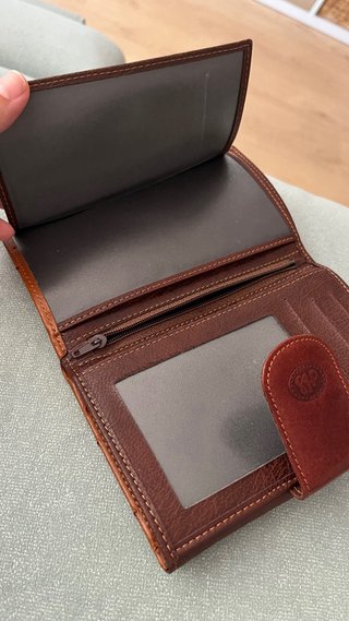 Cartera de piel con diseño
