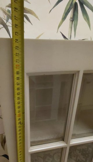 Mueble vitrina de madera y cristal