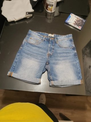 Vaqueros cortos desgastados