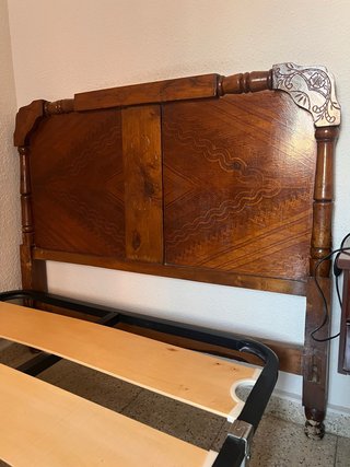 Respaldo de cama de madera tallada