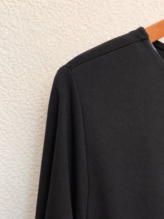 Camiseta Negra Detalle Calado Frontal