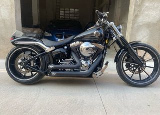 Harley Davidson Breakout Negra