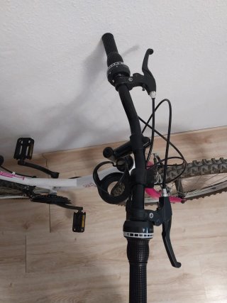 Bicicleta infantil blanca y rosa