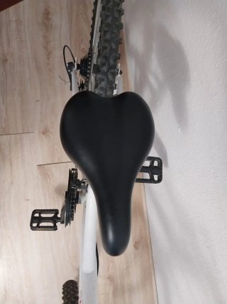 Bicicleta infantil blanca y rosa