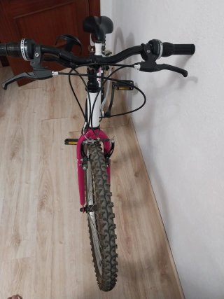 Bicicleta infantil blanca y rosa