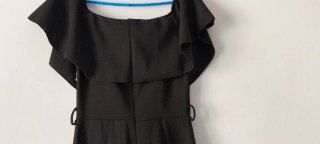 Mono negro escotado