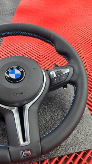Volante BMW Tipo M con Costuras Azules