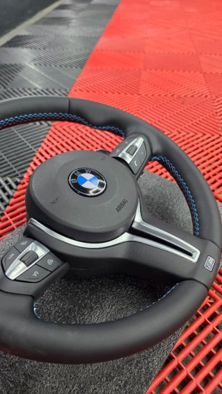Volante BMW Tipo M con Costuras Azules