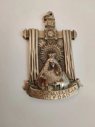 Medalla Virgen de la Soledad INRI JHS