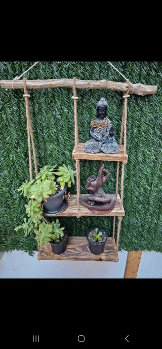 Estantería rústica de madera y cuerda