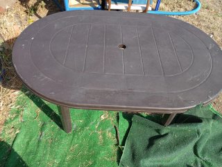 Mesa de jardín ovalada marrón