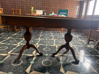 Mesa de comedor clásica de madera