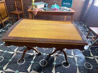 Mesa de comedor clásica de madera