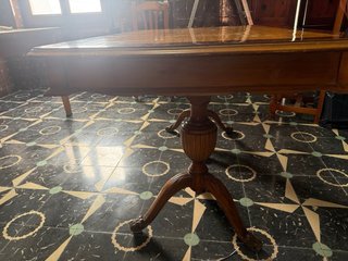 Mesa de comedor clásica de madera