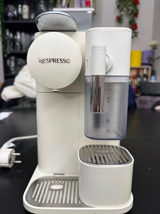 Cafetera Nespresso DeLonghi Lattissima One