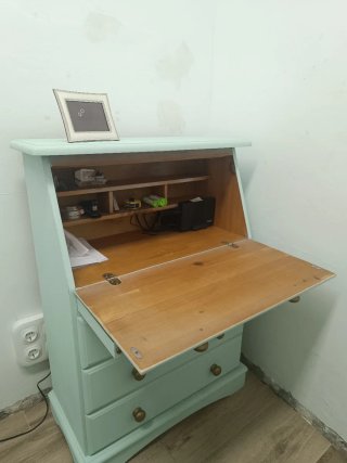 Escritorio Secreter Mint con Detalles Dorados