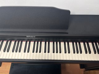 Piano Roland RP102