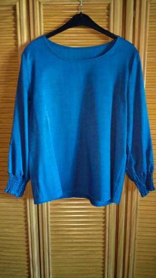 Blusa azul.