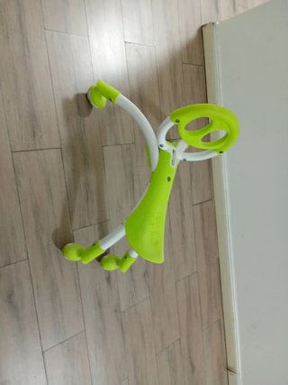 Bici de bebé verde y blanca