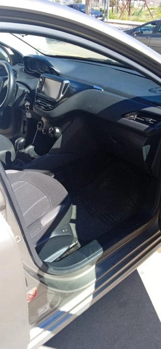 Peugeot 208 2012