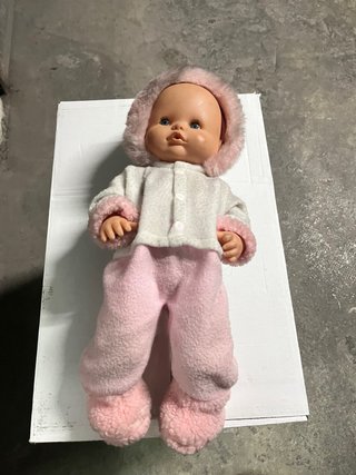 Muñeco bebé con traje rosa y blanco