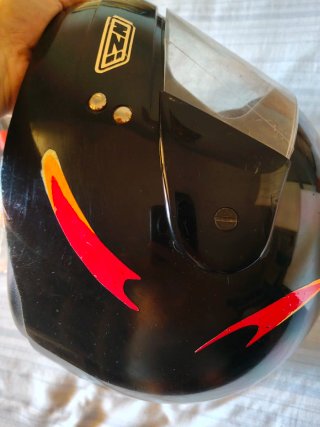 Casco de moto negro con visor