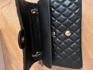 Bolso de hombro color negro con cadena dorada