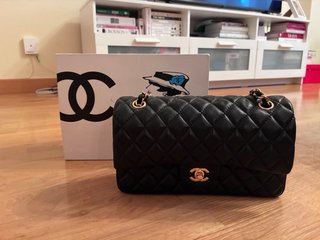 Bolso de hombro color negro con cadena dorada