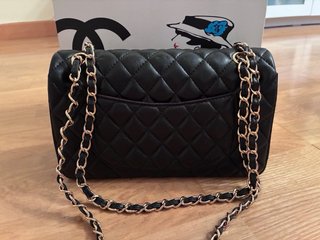 Bolso de hombro color negro con cadena dorada