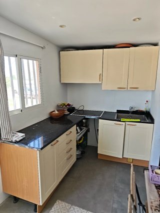 Cocina modular con muebles y fregadero