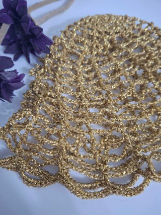Gorro crochet dorado hecho a mano