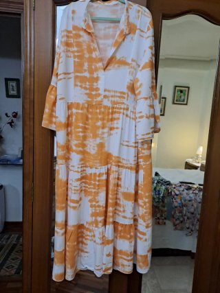 Vestido estampado tie-dye naranja y blanco