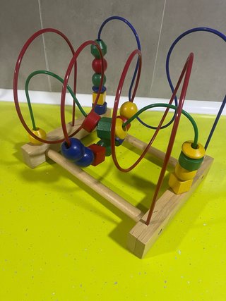 Juguete de madera con cuentas