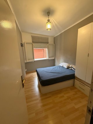 Habitación completa con armario y cama