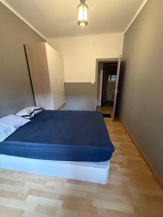 Habitación completa con armario y cama