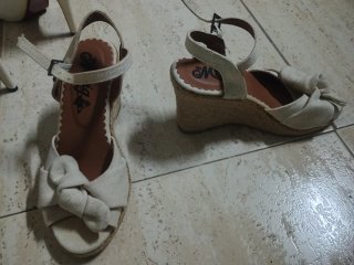 Sandalias de verano beige y blancas