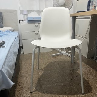 Silla blanca moderna
